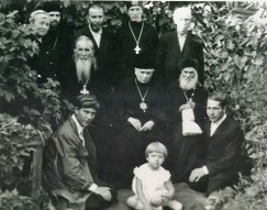 Протоиерей Михаил Семёнович Мещеряков (крайний слева  в среднем ряду)