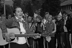 Старшая пионервожатая «Алых парусов» Екатерина Шеметова  у пионерского костра