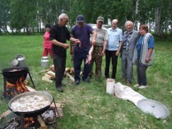 Мужчины готовят баранину по особому традиционному рецепту