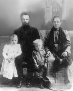 Николай Николаевич с женой и детьми