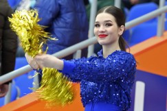 Рождение новой традиции: танцующие девушки  на трибунах ледового дворца «Байкал»