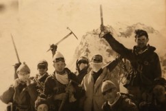 1969 год. Казахстан. Покорение пика Комсомола (Скаллер — в верхнем ряду справа)
