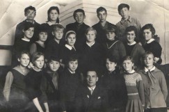Выпускники Александровской школы со своим классным руководителем А.С. Тычиной, 1972 г.