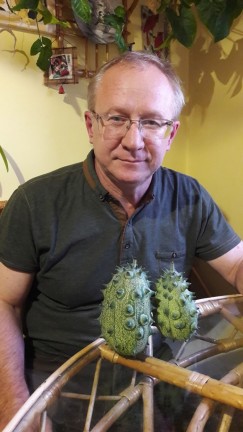 Виктор Бельков признаётся,  что в работе с растениями ему помогают профессиональные знания
