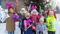 Не одну, а сразу несколько елок украсили дети из села Олонки