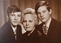 Снимок советских лет. Анна Андреевна с сыновьями  в Братске