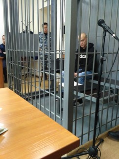 Александр Пархамович в ожидании начала судебного заседания