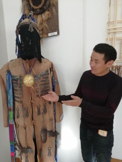 Юрий Куклин представил на выставке костюм шамана и рассказал о каждой его детали