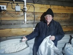 Раиса Бадмаева каждый день проверяет объем соли, которая необходима для очистки воды