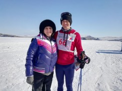 Первым на дистанции 21 км оказался 30-летний иркутянин Андрей Филатов. Его время два часа 27 минут 12 секунд. На фото — вместе со своим тренером Натальей Хамагановой.