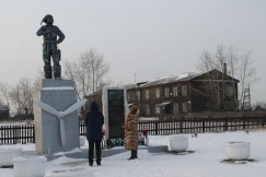 Памятник изготовил скульптор Иван Зуев с помощниками