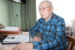 Иван Хамгушкеев — потомственный шаман. К нему за помощью обращаются жители всего Усть-Ордынского Бурятского округа. Иван Хамгушкеев — потомственный шаман. К нему за помощью обращаются жители всего Усть-Ордынского Бурятского округа.