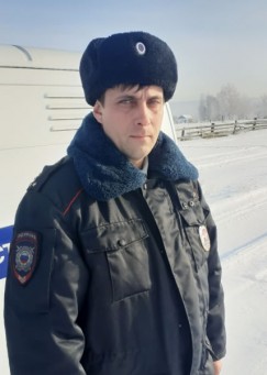 Участковый из Усольского района Олег Устюжанин задержал убийцу жительницы поселка Тальяны. Подозреваемого он нашел в тайге, где безработный ранее судимый мужчина собирал серу. Сейчас преступник находится в следственном изоляторе