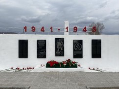 На территории КДЦ возвышается памятник ветеранам ВОВ «Аллея Славы», на котором увековечено около 500 земляков, ушедших на войну.