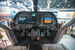 В кабине пилотов установлен «переходный» пилотажно-навигационный комплекс.