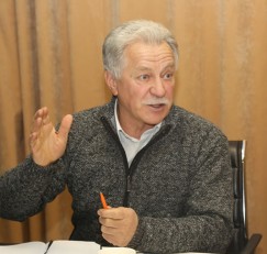 Антон Романов, член комитета по госстроительству, подробно остановился на угрозах, связанных с пандемией коронавируса. По его словам, ситуация чудовищная, никто с коронавирусом не борется. Между тем единственный способ борьбы — это карантин: отделить больных от здоровых. Как это было сделано в Маньчжурии, город закрыли, провели бесплатное (!) тестирование, и через две недели вируса не было. Наши власти не хотят объявлять карантин, приняли ограничения: в результате люди пересекаются везде, в магазинах, в транспорте, на работе, и — болеют Антон Романов, член комитета по госстроительству, подробно остановился на угрозах, связанных с пандемией коронавируса. По его словам, ситуация чудовищная, никто с коронавирусом не борется. Между тем единственный способ борьбы — это карантин: отделить больных от здоровых. Как это было сделано в Маньчжурии, город закрыли, провели бесплатное (!) тестирование, и через две недели вируса не было. Наши власти не хотят объявлять карантин, приняли ограничения: в результате люди пересекаются везде, в магазинах, в транспорте, на работе, и — болеют