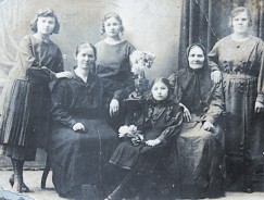 Снимок, сделанный в начале ХХ века в Тульской фотостудии. Крайняя справа – мама Руфины, Екатерина