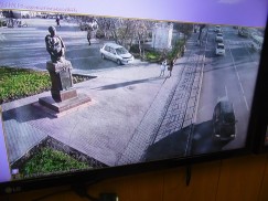 Вот так выглядят изображения с камер видеонаблюдения, установленных на иркутских улицах. Оборудование не только передает картинку в режиме реального времени, но и может распознавать оставленные без присмотра вещи, лица прохожих, а также передавать информацию о количестве людей на той или иной территории