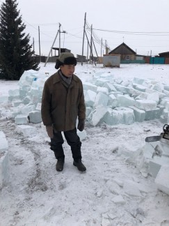 В Усть-Ордынском мужчины нашли свободное время, чтобы построить ледовый городок 