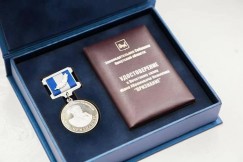 Премию «Признание» утвердили в Иркутской области восемь лет назад. Ежегодно награду вручают двум номинантам.  В числе обладателей премии известные спортсмены, ученые, представители культуры, образования  и здраво-охранения