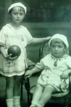 Лариса Власова с младшей сестрой Руфимой. 1940 год