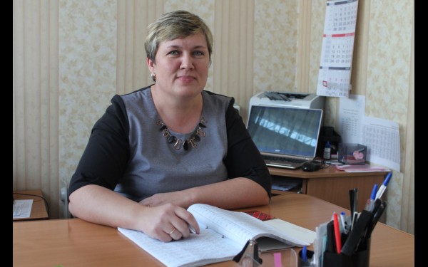 Как отмечает Светлана Антонова, директор школы, после 9-го класса многие ребята предпочитают получать профессиональное образование, поэтому в старших классах, как правило, обучается немного подростков.