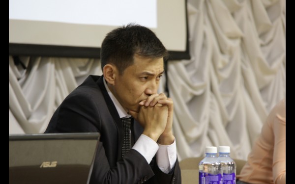 Главный архитектор Иркутска Сергей Александров внимательно выслушал каждого жителя Иркутска на публичных слушаниях обсуждения Генплана города: «Точки зрения бывают разные, кто-то говорит, что дороги надо выносить, кто-то — развивать малоэтажное строительство, а кто-то — парковые зоны. Все это важные вопросы»