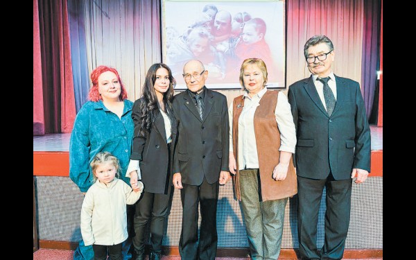Черошников В.И. с директором Сальниковой Е.Ю., педагогом Юдиным Г.М. и выпускниками