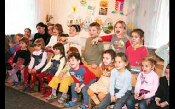 Театр сотрудничает с детскими учреждениями города. Для этого руководитель познакомился лично с сотрудниками всех 75 детских садов Улан-Удэ