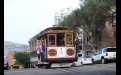 Знаменитый канатный трамвай (cable car), проезд на котором стоил нам с мужем по $7 с каждого. Водитель этого старинного (с 1873 года!) транспортного средства стоит в самом конце вагона, ворочает огромный рычаг-тормоз, деньги не разменивает  и сдачи не дает. А еще он, по желанию пассажиров, объявляет остановки