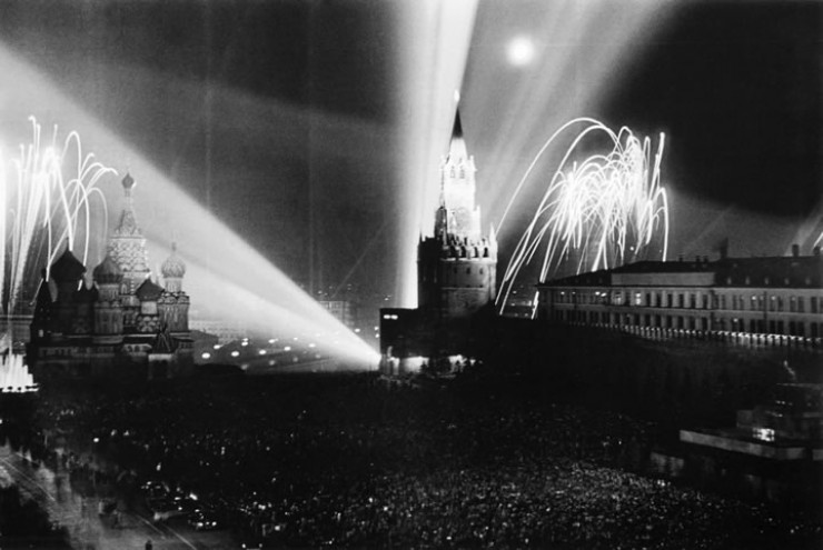 9 мая 1945 года. Десять часов вечера, столица Союза Советских Социалистических Республик – Москва тридцатью залпами из тысячи орудий салютует в честь Победы над гитлеровской Германией