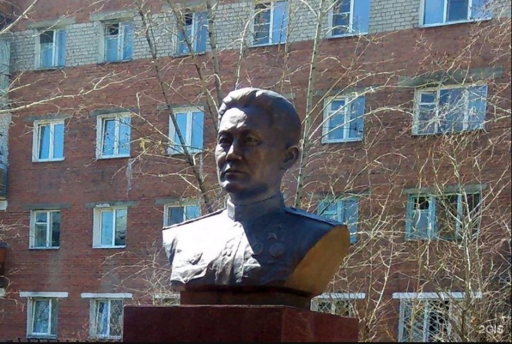Бюст Герою СССР Ж. Е. Тулаеву в Улан-Удэ Бюст Герою СССР Ж. Е. Тулаеву в Улан-Удэ