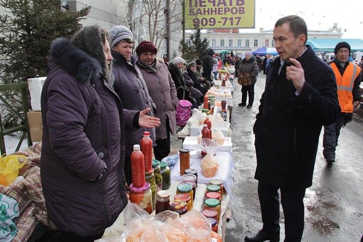 На площадке перед главным входом на Центральный рынок Иркутска есть специальные места. Здесь всегда зимой можно купить квашеную капусту, соленые огурчики, горлодер, хрен, папоротник и прочие домашние соленья-варенья. Обычно здесь торгуют бабушки-пенсионерки, для которых это существенная прибавка к пенсии. Дмитрий Бердников подробно расспросил их, как идут дела, нет ли жалоб, и заверил, что эти торговые места у них никто не отберет