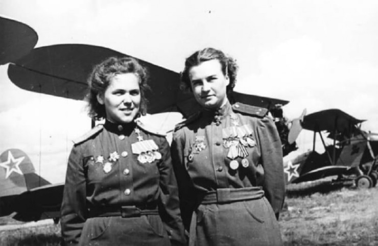 Герои Советского Союза Руфина Гашева и Наталья Меклин у самолётов По-2, 1945 год Герои Советского Союза Руфина Гашева и Наталья Меклин у самолётов По-2, 1945 год
