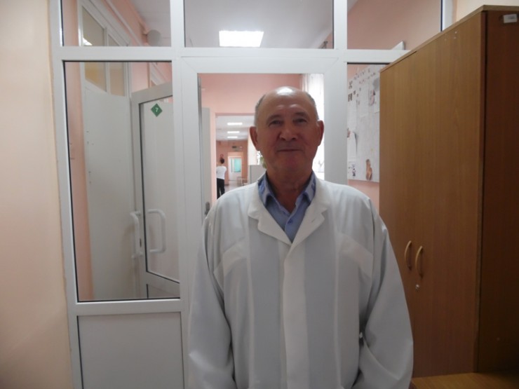 Анатолий Трофимович Карнаухов — успешный человек: его ценят на работе, он счастлив в семье. Но все это результат упорного труда. «Может быть, кому-то кажется, что я везунчик, баловень судьбы. Но на самом деле все мои достижения — результат титанического труда. Например, если мы говорим о хирургии, то даже сейчас, несмотря на большой профессиональный опыт, к некоторым операциям я готовлюсь целую неделю — разговариваю с пациентом, изучаю результаты диагностики, продумываю наиболее оптимальные варианты лечения», — рассказывает челюстно-лицевой хирург высшей квалификации, доктор медицинских наук, профессор, академик Международной академии ASE — реконструктивной хирургии использования материалов никелида титана с памятью формы, заслуженный врач Российской Федерации Анатолий Трофимович Карнаухов Анатолий Трофимович Карнаухов — успешный человек: его ценят на работе, он счастлив в семье. Но все это результат упорного труда. «Может быть, кому-то кажется, что я везунчик, баловень судьбы. Но на самом деле все мои достижения — результат титанического труда. Например, если мы говорим о хирургии, то даже сейчас, несмотря на большой профессиональный опыт, к некоторым операциям я готовлюсь целую неделю — разговариваю с пациентом, изучаю результаты диагностики, продумываю наиболее оптимальные варианты лечения», — рассказывает челюстно-лицевой хирург высшей квалификации, доктор медицинских наук, профессор, академик Международной академии ASE — реконструктивной хирургии использования материалов никелида титана с памятью формы, заслуженный врач Российской Федерации Анатолий Трофимович Карнаухов