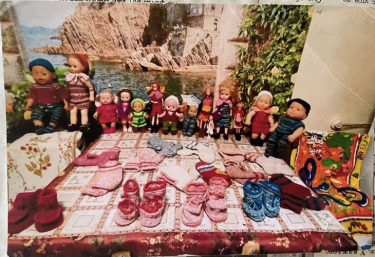 Все эти пинетки и куклы в индивидуально и с любовью созданных нарядах переданы Верой Павловной в Иркутскую областную детскую клиническую больницу больным ребятишкам