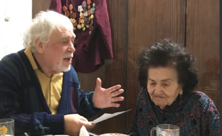 Владимир Скиф читает стихи имениннице Галине Утюжниковой
