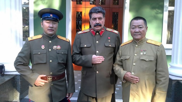 Два вождя — Сталин и Чойбалсан (справа), и адъютант (в жизни — главный спонсор кинопроекта) Два вождя — Сталин и Чойбалсан (справа), и адъютант (в жизни — главный спонсор кинопроекта)