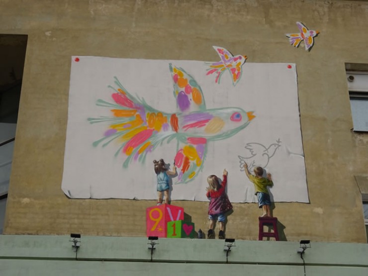 Это граффити на одном из корпусов Ивано-Матренинской детской больницы удивляет иркутян уже почти год. Всякий, кто впервые попадает в больницу, невольно замечает рисунок и на минуту останавливается — картина выполнена так реалистично, что в первый момент кажется, что это настоящие дети, стоя на козырьке, рисуют на огромном полотнище. Работа выполнена благотворительным фондом «Я Волонтер» в рамках проекта «Играя, выздоравливай». А впереди у фонда еще много задумок, в том числе оборудование комнаты психологической помощи мамам, чьи дети оказались в отделении патологии новорожденных