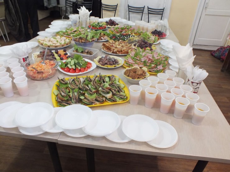 Вот за таким столом отмечали 23 Февраля члены сообщества анонимных алкоголиков в Иркутске. Все традиционно, но существует один строгий запрет — никакого алкоголя не допускается. Из напитков только сок, чай и кофе
