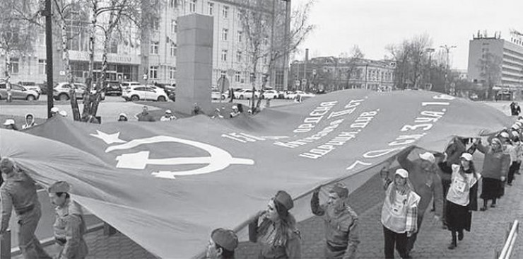 Увеличенную копию Знамени Победы (10 на 20 метров) пронесли от сквера Кирова до Вечного огня. Увеличенную копию Знамени Победы (10 на 20 метров) пронесли от сквера Кирова до Вечного огня.