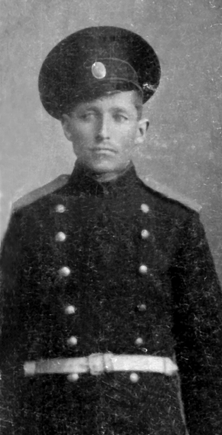 Прадед Михаил Ефимович, рядовой Туркестанской конно-горной батареи, 1916 год. После революции прадед лишился своего хозяйства, которое наживал тяжелым трудом. Ему было очень горько видеть, как новая власть рушит сложившийся жизненный уклад. Во время создания колхоза его неоднократно по наветам завистников сажали в Нерчинскую тюрьму, но оттуда он выходил, так как  был батраком  в молодости