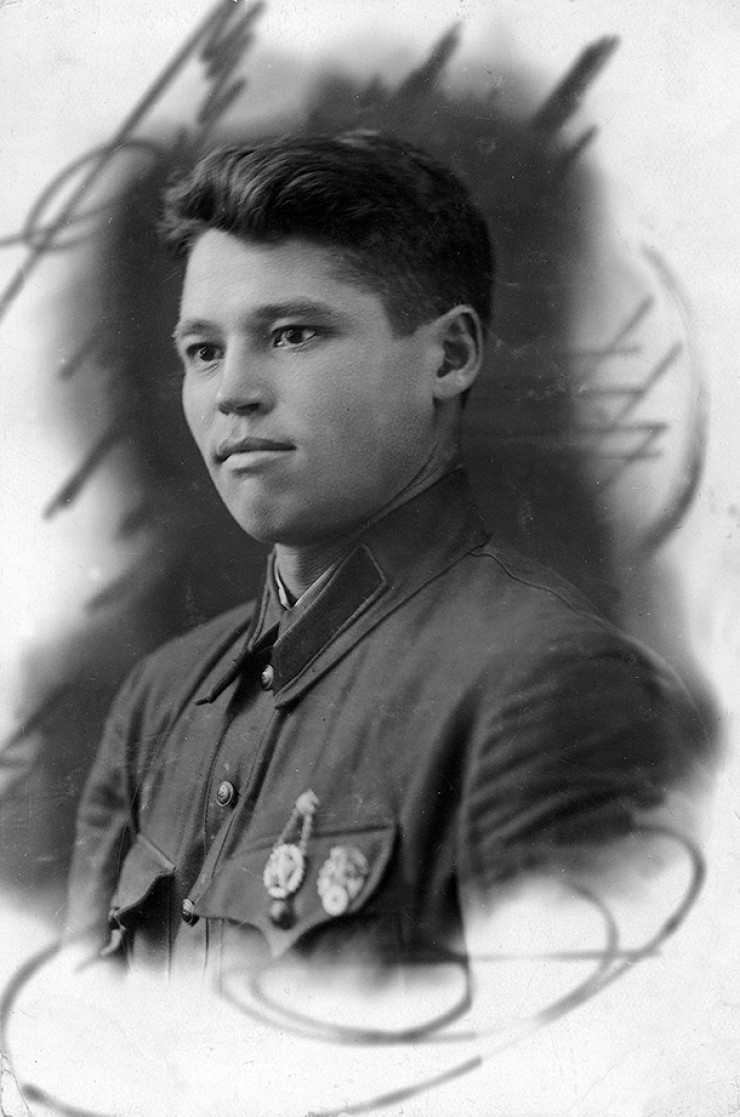Фото Сергея Михайловича 1939 года, когда он был призван на службу в Красную армию. «Отсадил почти семь лет», — говаривал он.  Из сибиряков и забайкальцев стали развертывать дивизию. Вначале их привезли на станцию Татарск,  что между Омском и Новосибирском, весной 1940 года — под Ташкент  в Чирчик. Служба из-за жары была трудной. Бывали случаи, что солдаты  на марше падали в обмороки от жары