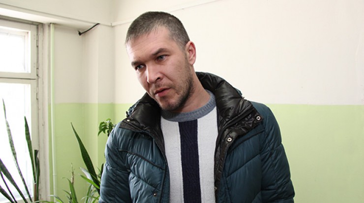  «Я случайно встретил человека, сбившего Инну и моего сына, перед дверью кабинета следователя, — говорит усольчанин Алексей Дьячков. — Он упал мне в ноги и стал ботинки целовать, просить прощения... Он плакал, говорил, что боится кары Господней. Я поднял его и сказал, что Бог рассудит. Он раскаивается, переживает, обещает оплатить все затраты на восстановление Инны и Володи, и выглядит это все очень искренне, только я сам в органах работал и знаю, что очень многие только до суда такие хорошие. Договорились, что будем встречаться у следователя и решать все дальнейшие взаимоотношения в официальном порядке»