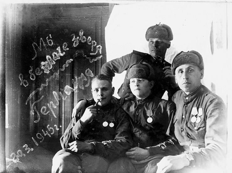 «Мы в берлоге зверя. Германия». Сергей Михайлович (стоит)  с однополчанами, 20 марта 1945 года. Деду довелось принять участие в важнейших военных сражениях Великой Отечественной войны. Был награжден медалью «За отвагу», кавалер трех орденов Красной Звезды
