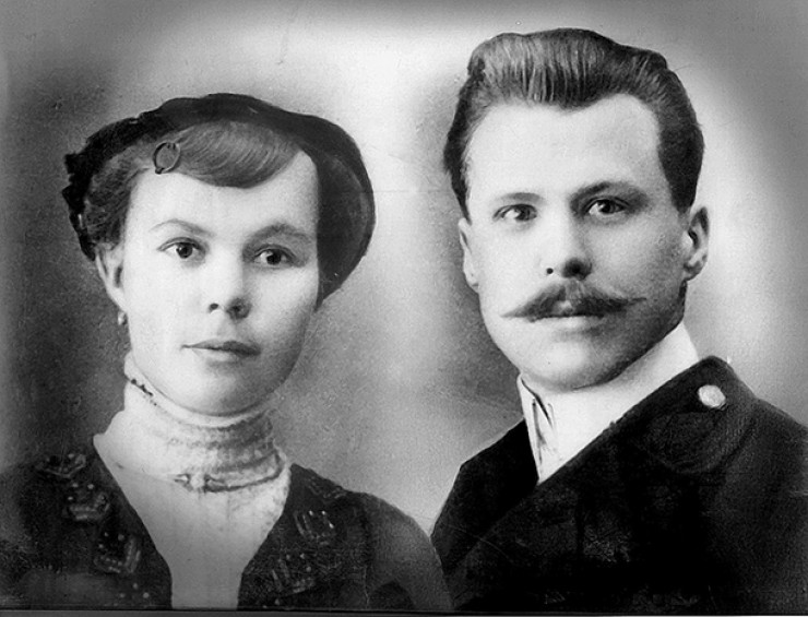 Савва Максимович Мацкович и Антонина Александ-ровна (урожденная Киселева), прадед и прабабушка. Фото предполо-жительно сделано в 1911—1912 годах.  Красивая пара, но ее судьба сложилась очень печально. Антонину в 1934 году задушили бандиты. Прадед в 1937-м был репрессирован и погиб в тюрьме