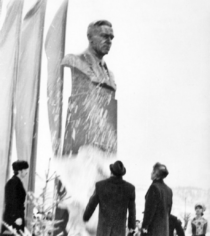 Открытие памятника в Железногорске-Илимском, октябрь 1977. Возле памятника – Герой Социалистического Труда, заместитель главного конструктора КБ «Южное» Михаил Галась и секретарь парткома КБ «Южное» Леонид Кучма. Открытие памятника в Железногорске-Илимском, октябрь 1977. Возле памятника – Герой Социалистического Труда, заместитель главного конструктора КБ «Южное» Михаил Галась и секретарь парткома КБ «Южное» Леонид Кучма.