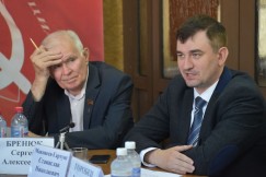 Депутат Заксобрания Сергей Бренюк и директор службы заказа такси «Максим» Станислав Маковеев-Гартунг. Водители службы заказа такси «Максим» смогли выполнить только 1,2% поступивших заказов во время тестирования требований нового закона Депутат Заксобрания Сергей Бренюк и директор службы заказа такси «Максим» Станислав Маковеев-Гартунг. Водители службы заказа такси «Максим» смогли выполнить только 1,2% поступивших заказов во время тестирования требований нового закона