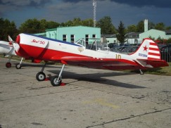 Як-50, авиасалон в Радоме, 2007 г. Спортивно-пилотажный самолёт Як-50 создан ОКБ Яковлева и построен в Советском Союзе полностью из советских деталей, от заклёпок до двигателя и радиооборудования. Мощность двигателя М-14П в 360 лошадиных сил уверенно дала самолёту весом около одной тонны скороподъёмность 15 метров в секунду для набора высоты. Кстати, в зимней атмосфере такой рекорд поставить легче, чем летом, да и двигатель лучше работает. Як-50 состоял на вооружении авиационных спортивных клубов ДОСААФ, будучи на момент создания лучшим пилотажным самолётом мира, на котором советские лётчики-спортсмены завоевали призовые места на чемпионатах мира. «Полтинник» позволял лётчикам выполнять все фигуры высшего пилотажа из каталога Арести. Внешнее сходство с Ла-5 и Ла-7 позволяло использовать Як-50 в съёмках фильмов про Великую Отечественную войну, например: «Пилоты» и «Охота на единорога», а в фильме «Дважды рождённый» Як-50 сыграл роль германского Фокке-Вульфа-190. Фото: «Википедия» Як-50, авиасалон в Радоме, 2007 г. Спортивно-пилотажный самолёт Як-50 создан ОКБ Яковлева и построен в Советском Союзе полностью из советских деталей, от заклёпок до двигателя и радиооборудования. Мощность двигателя М-14П в 360 лошадиных сил уверенно дала самолёту весом около одной тонны скороподъёмность 15 метров в секунду для набора высоты. Кстати, в зимней атмосфере такой рекорд поставить легче, чем летом, да и двигатель лучше работает. Як-50 состоял на вооружении авиационных спортивных клубов ДОСААФ, будучи на момент создания лучшим пилотажным самолётом мира, на котором советские лётчики-спортсмены завоевали призовые места на чемпионатах мира. «Полтинник» позволял лётчикам выполнять все фигуры высшего пилотажа из каталога Арести. Внешнее сходство с Ла-5 и Ла-7 позволяло использовать Як-50 в съёмках фильмов про Великую Отечественную войну, например: «Пилоты» и «Охота на единорога», а в фильме «Дважды рождённый» Як-50 сыграл роль германского Фокке-Вульфа-190. Фото: «Википедия»