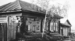Дом в селе Зырянова, в котором 25 октября 1911 года родился будущий главный конструктор и жил с родителями до окончания трёхлетней начальной школы. Перед затоплением села в 1973 году дом был перевезён в посёлок Березняки и стал мемориальным домом-музеем семьи Янгель. Дом в селе Зырянова, в котором 25 октября 1911 года родился будущий главный конструктор и жил с родителями до окончания трёхлетней начальной школы. Перед затоплением села в 1973 году дом был перевезён в посёлок Березняки и стал мемориальным домом-музеем семьи Янгель.